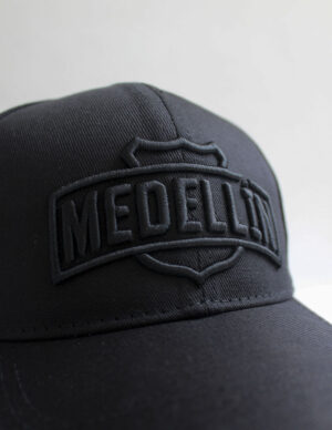 gorra negra medellin